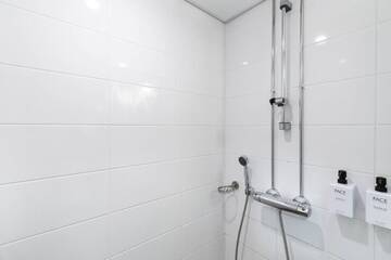 Фото номера Стандартный двухместный номер с 2 отдельными кроватями Отель Scandic Hakaniemi г. Хельсинки 9
