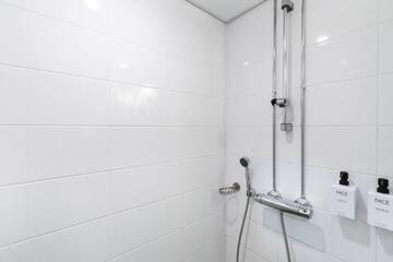 Фото номера Стандартный двухместный номер с 2 отдельными кроватями Отель Scandic Hakaniemi г. Хельсинки 5