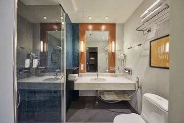 Фото номера Двухместный номер с 2 отдельными кроватями Отель Holiday Inn Helsinki West - Ruoholahti г. Хельсинки 8