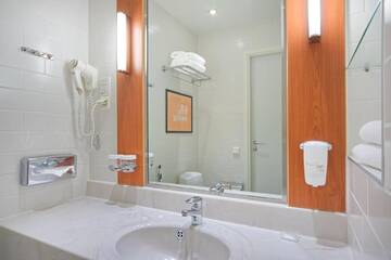 Фото номера Двухместный номер с 2 отдельными кроватями Отель Holiday Inn Helsinki West - Ruoholahti г. Хельсинки 6