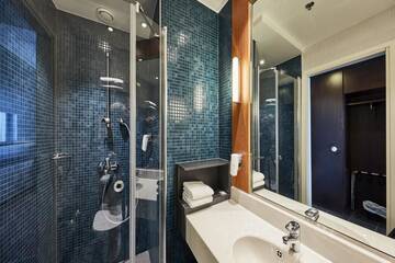 Фото номера Двухместный номер с 2 отдельными кроватями Отель Holiday Inn Helsinki West - Ruoholahti г. Хельсинки 9