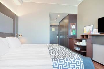 Фото номера Представительский номер с кроватью размера «king-size» Отель Holiday Inn Helsinki West - Ruoholahti г. Хельсинки 4