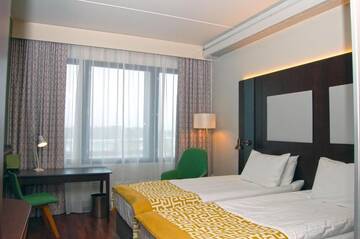 Фото номера Двухместный номер с 2 отдельными кроватями Отель Holiday Inn Helsinki West - Ruoholahti г. Хельсинки 10