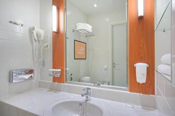 Фото номера Двухместный номер с 2 отдельными кроватями Отель Holiday Inn Helsinki West - Ruoholahti г. Хельсинки 11