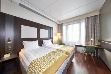 Фото номера Двухместный номер с 2 отдельными кроватями Отель Holiday Inn Helsinki West - Ruoholahti г. Хельсинки 2