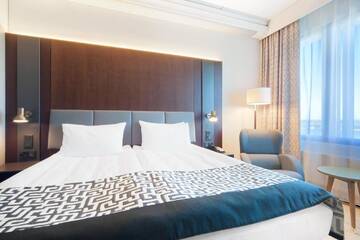 Фото номера Представительский номер с кроватью размера «king-size» Отель Holiday Inn Helsinki West - Ruoholahti г. Хельсинки 2
