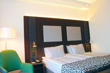 Фото номера Улучшенный номер для некурящих с 1 кроватью размера &quot;king-size&quot; Отель Holiday Inn Helsinki West - Ruoholahti г. Хельсинки 2