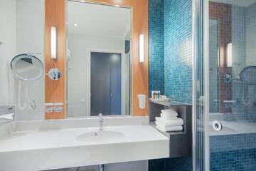 Фото номера Представительский номер с кроватью размера «king-size» Отель Holiday Inn Helsinki West - Ruoholahti г. Хельсинки 3