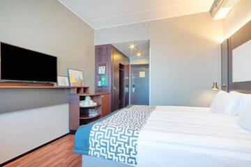 Фото номера Улучшенный номер для некурящих с 1 кроватью размера &quot;king-size&quot; Отель Holiday Inn Helsinki West - Ruoholahti г. Хельсинки 4