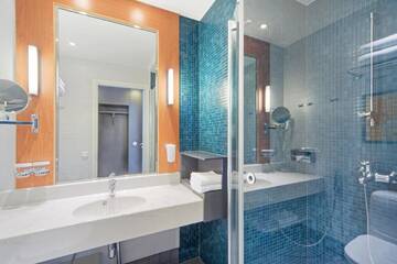 Фото номера Улучшенный номер для некурящих с 1 кроватью размера &quot;king-size&quot; Отель Holiday Inn Helsinki West - Ruoholahti г. Хельсинки 3