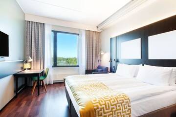 Фото номера Стандартный номер с кроватью &quot;queen-size&quot; и диваном-кроватью Отель Holiday Inn Helsinki West - Ruoholahti г. Хельсинки 4
