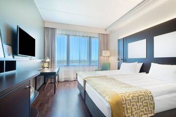 Фото номера Улучшенный номер для некурящих с 1 кроватью размера &quot;king-size&quot; Отель Holiday Inn Helsinki West - Ruoholahti г. Хельсинки 6