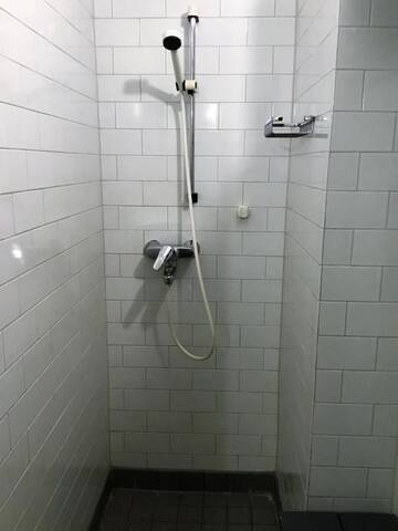 Фото номера Двухместный номер с 2 отдельными кроватями и общей ванной комнатой Хостелы Hostel Suomenlinna г. Хельсинки 5