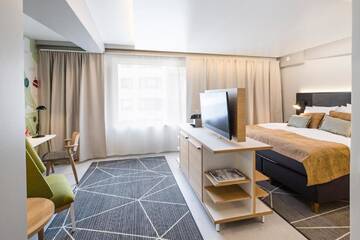 Фото номера Улучшенный двухместный номер с 1 кроватью Отель Hotel Indigo Helsinki-Boulevard г. Хельсинки 4