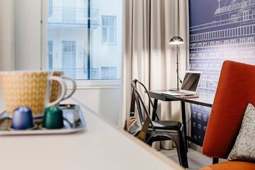 Фото номера Улучшенный двухместный номер с 1 кроватью Отель Hotel Indigo Helsinki-Boulevard г. Хельсинки 5