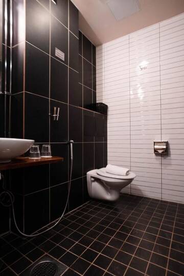 Фото номера Двухместный номер с 2 отдельными кроватями Отель Hotel Midpoint Helsinki г. Хельсинки 6