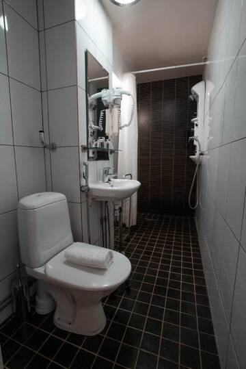 Фото номера Номер с кроватью размера «queen-size» Отель Hotel Midpoint Helsinki г. Хельсинки 4