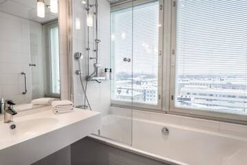 Фото номера Улучшенный семейный номер Отель Scandic Meilahti г. Хельсинки 6