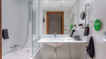 Фото номера Номер Делюкс с кроватью размера «king-size» Отель Clarion Hotel Helsinki г. Хельсинки 3
