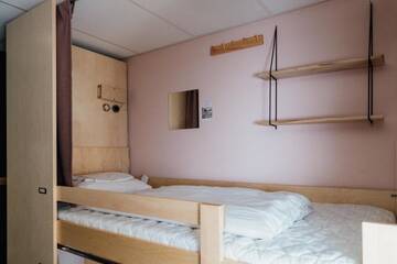 Фото номера Кровать в общем 8-местном номере для женщин Хостелы The Yard Hostel г. Хельсинки 4