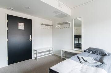Фото номера Отдельный семейный номер с общей ванной комнатой Хостелы Aikatalo Mini Hotel Helsinki City Center г. Хельсинки 4