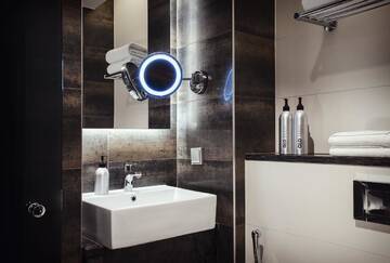 Фото номера Двухместный номер «Комфорт» GLO с 1 кроватью Отель GLO Hotel Art г. Хельсинки 10