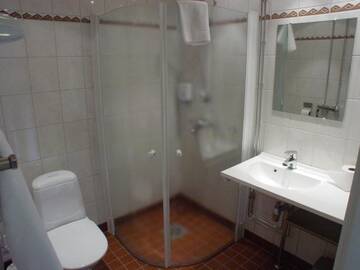 Фото номера Стандартный четырехместный номер Отель Hotel Anna г. Хельсинки 4