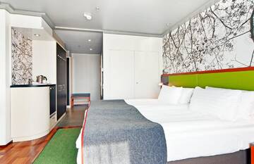 Фото номера Представительский номер с кроватью размера «king-size» Отель Holiday Inn Helsinki City Centre г. Хельсинки 2