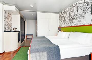 Фото номера Представительский номер с кроватью размера «king-size» Отель Holiday Inn Helsinki City Centre г. Хельсинки 4