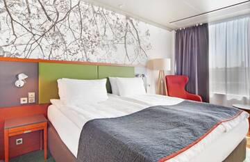 Фото номера Представительский номер с кроватью размера «king-size» Отель Holiday Inn Helsinki City Centre г. Хельсинки 7