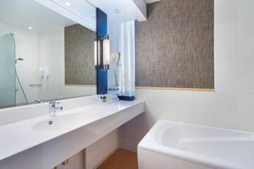 Фото номера Представительский номер с кроватью размера «king-size» Отель Holiday Inn Helsinki City Centre г. Хельсинки 8