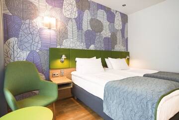 Фото номера Стандартный номер с кроватью размера &quot;queen-size&quot; Отель Holiday Inn Helsinki City Centre г. Хельсинки 2