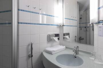 Фото номера Стандартный номер с кроватью размера &quot;queen-size&quot; Отель Scandic Pasila г. Хельсинки 2