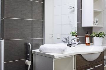 Фото номера Улучшенный номер с кроватью размера «king-size» и видом на море Отель Hotel Rantapuisto г. Хельсинки 2
