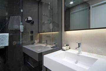 Фото номера Представительский номер с кроватью размера «king-size» Отель Holiday Inn Helsinki - Expo г. Хельсинки 5