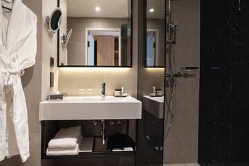 Фото номера Представительский номер с кроватью размера «king-size» Отель Holiday Inn Helsinki - Expo г. Хельсинки 3