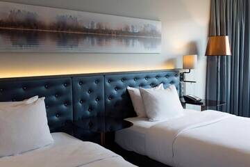 Фото номера Двухместный номер с 2 отдельными кроватями Отель Hilton Helsinki Strand г. Хельсинки 5