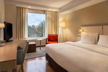Фото номера Номер с кроватью размера «king-size» Отель Hilton Helsinki Kalastajatorppa г. Хельсинки 2