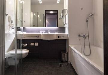 Фото номера Номер &quot;Плюс&quot; с кроватью размера &quot;king-size&quot; Отель Hilton Helsinki Kalastajatorppa г. Хельсинки 3