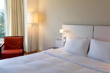 Фото номера Номер с кроватью размера «king-size» Отель Hilton Helsinki Kalastajatorppa г. Хельсинки 4