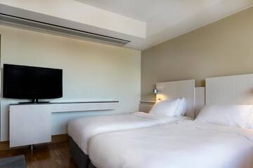 Фото номера Двухместный номер &quot;Плюс&quot; с 2 отдельными кроватями Отель Hilton Helsinki Kalastajatorppa г. Хельсинки 3