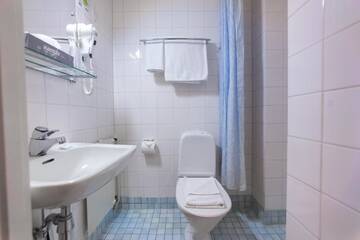 Фото номера Стандартный двухместный номер с 2 отдельными кроватями Отель Hotel Arthur г. Хельсинки 8