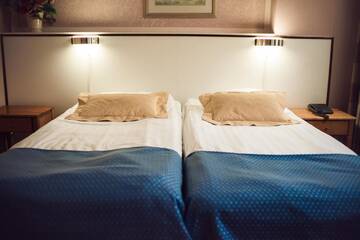 Фото номера Улучшенный двухместный номер с 2 отдельными кроватями Отель Hotel Arthur г. Хельсинки 3